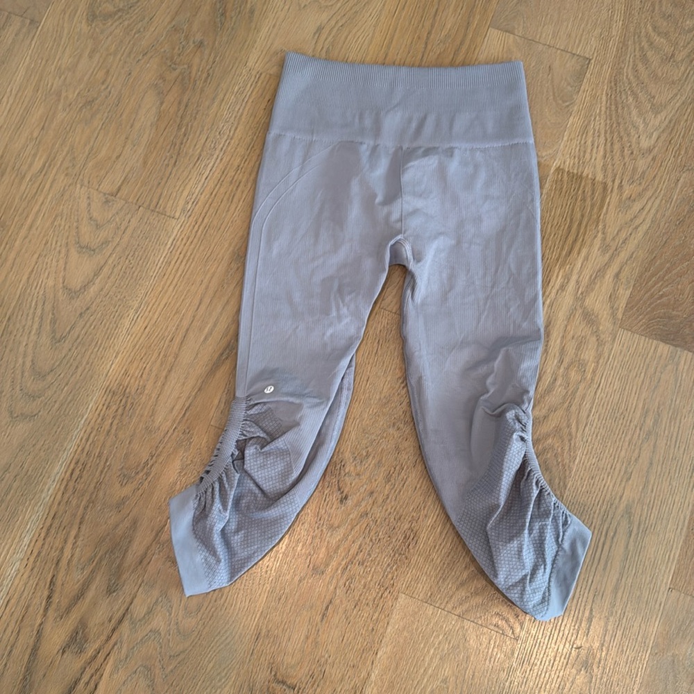 Size 0 or 2 lululemon light grey ribbed capris 
Excellent condition